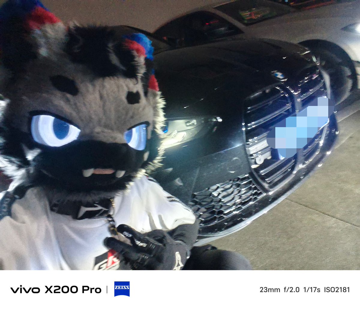 #FursuitsFriday #fursuit 
和喜欢的车车合影了～
耶✌️
P1📷：雪耐