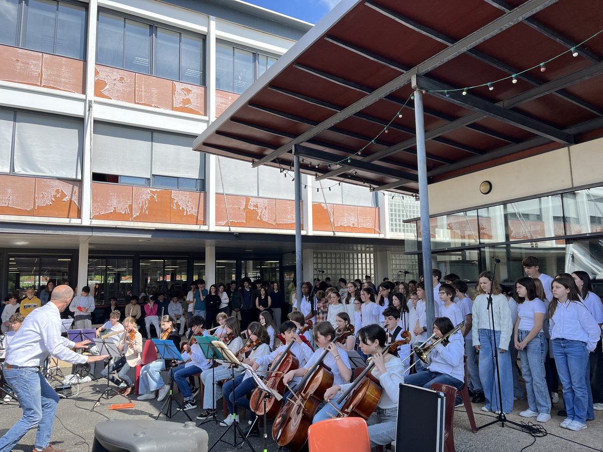 [#Cérémonie des mémoires de la traite, de l'esclavage et de leur abolition ]
🇫🇷À la cité scolaire Olivier de Magny , Gaston Monnerville pour un hommage aux victimes de l’esclavage
✅ 23 mai 1848, où le décret Schoelcher du 27 avril 1848 abolissant l'esclavage entre en application
