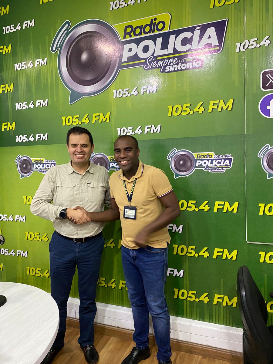#EnRadio 📻🎙️🎧 El Gerente General (E) de Caja Honor, José Andrés Jiménez Amaya, estuvo visitando la emisora de la Policía de Santa Marta para hablar sobre la importancia del modelo Héroes.
 <a href="/PoliciaColombia/">Policía de Colombia</a>