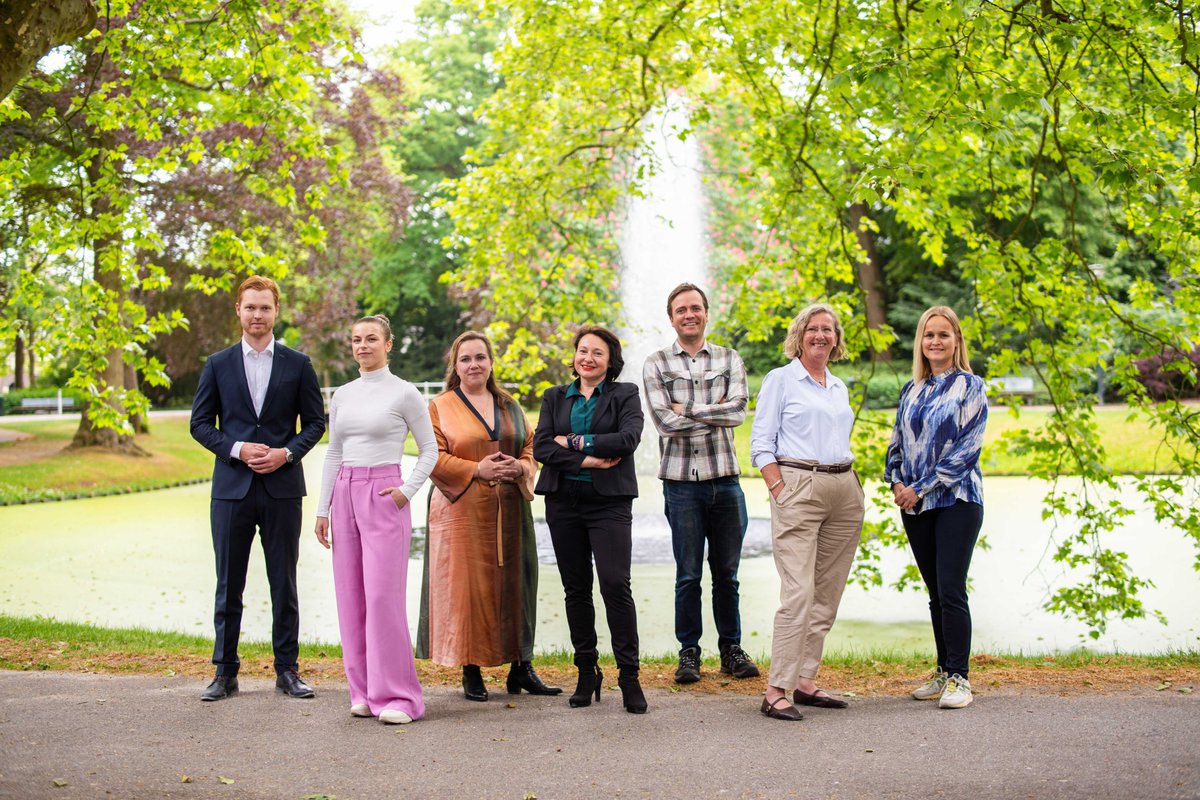 D66leeuwarden's tweet photo. Het team met wat nieuwe gezichten op de foto in onze mooie Prinsentuin. https://t.co/vVxZTT2NoL