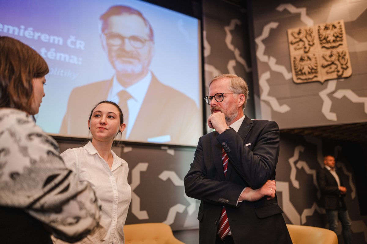 Univerzita Hradec Králové (@uhk_cz) on Twitter photo Dnes proběhla na <a href="/UHK_cz/">Univerzita Hradec Králové</a> debata s premiérem ČR <a href="/P_Fiala/">Petr Fiala</a> na téma "výzvy současné a evropské politiky". Předmětem diskuze bylo financování školství, podpora Ukrajiny, AI, podpora vědy nebo konflikt na Blízkém východě. Děkujeme Politologickému klubu UHK za pozvání a moderaci. Dnes proběhla na <a href="/UHK_cz/">Univerzita Hradec Králové</a> debata s premiérem ČR <a href="/P_Fiala/">Petr Fiala</a> na téma "výzvy současné a evropské politiky". Předmětem diskuze bylo financování školství, podpora Ukrajiny, AI, podpora vědy nebo konflikt na Blízkém východě. Děkujeme Politologickému klubu UHK za pozvání a moderaci.