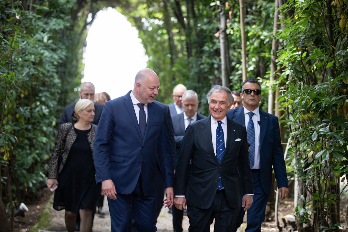 Le Premier ministre de la #Bulgarie rencontre le Grand Chancelier de l’#OrdredeMalte. Au centre de la visite, la nécessité d’une approche multilatérale pour garantir la paix et la sécurité dans le monde. orderofmalta.int/fr/actualites/…