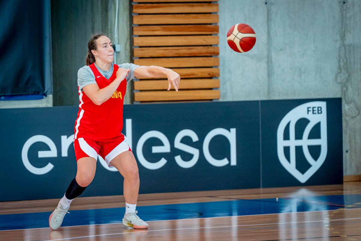 BaloncestoESP's tweet photo. La España B prepara el partido de este domingo contra la Absoluta 🙌

Os lo contaremos en todas las redes sociales de la #FEB 🔝

#LaFamilia #SomosEquipo https://t.co/a4HwiZVMxj