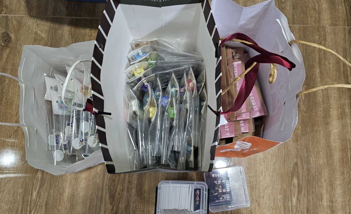 Done packing. 3 paper bags penuh dengan freebies....Macam mana nak bawak entah semua ni esok 🫠