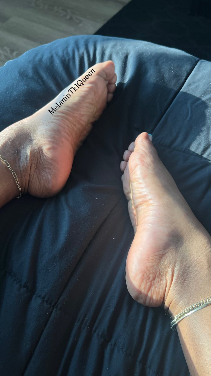 melanintklqueen's tweet photo. โผ๏ธNew Pedicure Alert โผ๏ธ
I got a French Tip with Light Blue for the first time & Iโm obsessed ๐๐ฉต
What color should I do next? I wanna do Hot Pink like my pfp ๐ฉท
#melanintklqueen #ticklecommunity #ticklefetish #footfetish #ticklishfeet #ticklishthighs #frenchtip #thickthighs https://t.co/ExCknO0Mhc