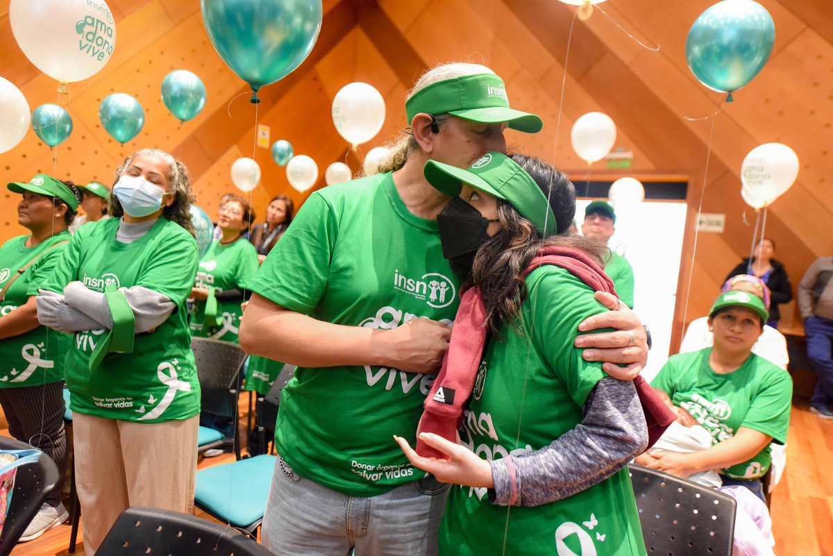 En el #DíaDelDonante de Órganos y Tejidos, niños trasplantados del @INSNSB agradecieron a sus donantes y, junto a la Comunidad de Moteros del Perú, lanzaron globos verdes como símbolo de compromiso con la donación. 💚 ¡Di #SíADonar! #DonarEsAmar