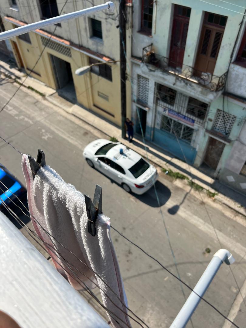CTDC_CUBA's tweet photo. #Cuba El sitio se extiende hoy. Ahora en casa de la activista @maria_arcop (María Mercedes Benítez) del #CTDC Nos encontramos en su casa Gina Galardi, otra activista animalista, y @cuestamorua. En cualquier momento podremos ser detenidos. Quizá luego de que nos tomemos un café. https://t.co/dh4vl8bSNE