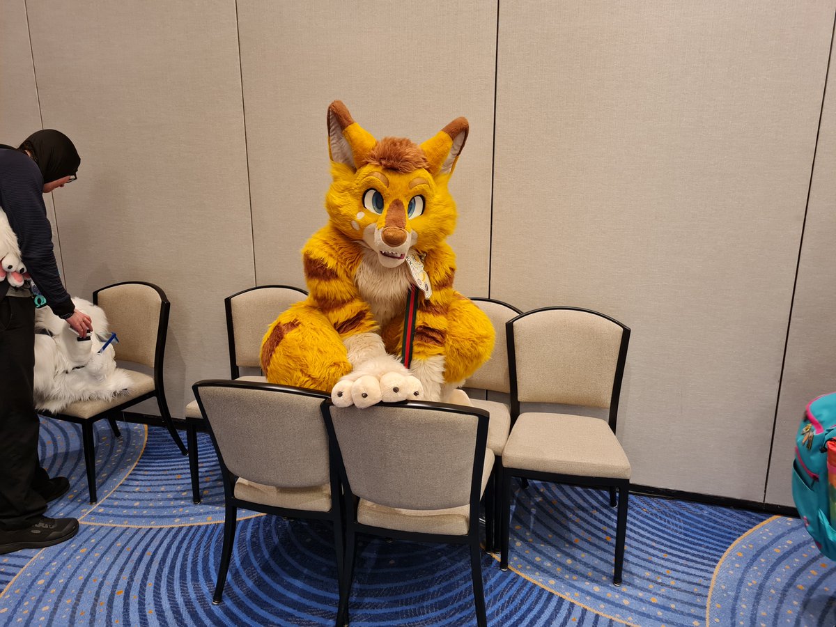 Sea_Gull_89's tweet photo. @DeltaMagpie being one of the best flight attendants  (AND HE GAVE ME SOME LOTUS COOCKIES)
Quill showing off her suit
A CAT SNUK INTO THE MEETUP 😵
And... IS THAT INVINCIBLE? 👀 https://t.co/gxfNEgsQeI