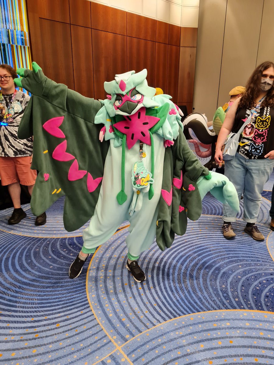 Sea_Gull_89's tweet photo. @DeltaMagpie being one of the best flight attendants  (AND HE GAVE ME SOME LOTUS COOCKIES)
Quill showing off her suit
A CAT SNUK INTO THE MEETUP 😵
And... IS THAT INVINCIBLE? 👀 https://t.co/gxfNEgsQeI