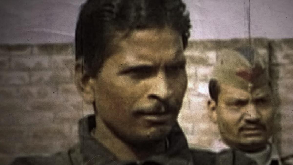 यूपी : लखनऊ कोर्ट ने सीरियल किलर राम निरंजन उर्फ राजा कोलंदर और उसके साले वक्षराज को उम्रकैद की सजा सुनाई है। प्रयागराज निवासी राजा कोलंदर ने 14 से ज्यादा हत्या की। वो लाश के टुकड़े करता, मांस खा जाता, खोपड़ी से भेजा निकालकर उसका सूप बनाकर पी जाता था।

साल–2000 में प्रयागराज में