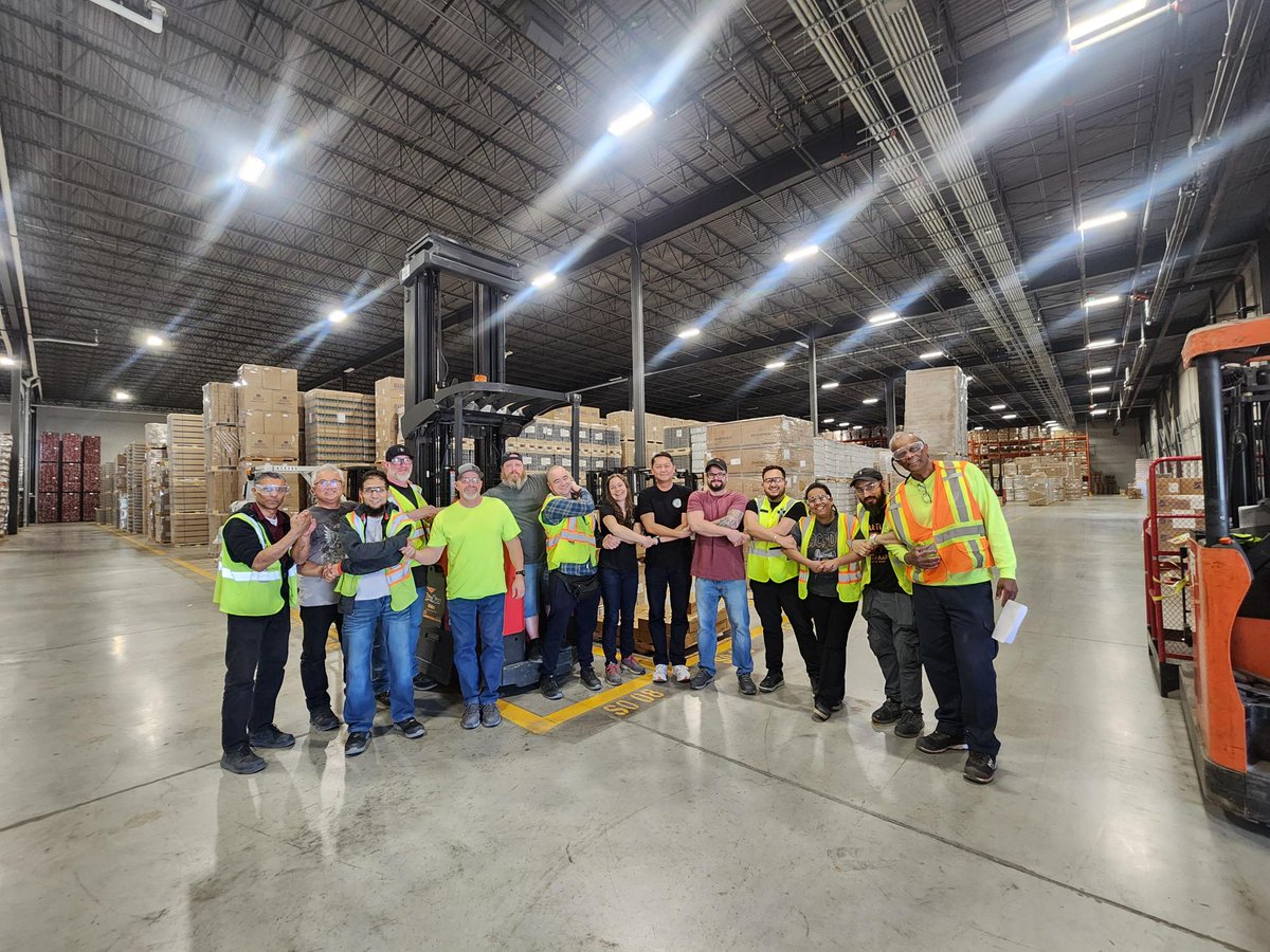 Teamwork in action! 💪 The Berlin US and Berlin Canada crews came together to wrap up a big warehouse move—and celebrate what it means to be #1Berlin.