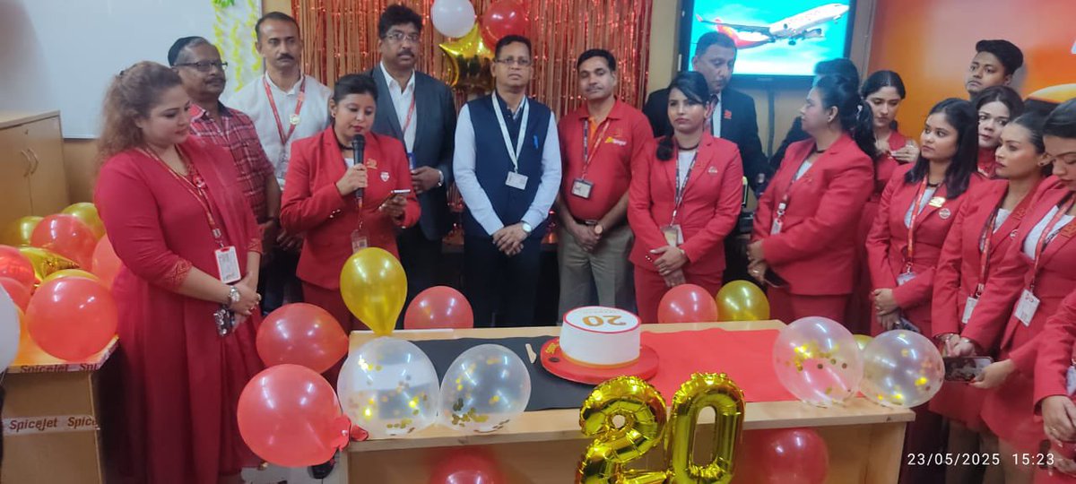 aaikolairport's tweet image. Airport Director, Dr. P.R. Beuria congratulated SpiceJet on completing 20 years of operations and wished the airline continued success in the coming days. A proud moment celebrated with the local team at #KolkataAirport #SpiceJet20Years #AviationMilestone