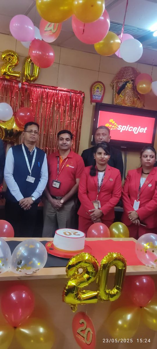 aaikolairport's tweet image. Airport Director, Dr. P.R. Beuria congratulated SpiceJet on completing 20 years of operations and wished the airline continued success in the coming days. A proud moment celebrated with the local team at #KolkataAirport #SpiceJet20Years #AviationMilestone