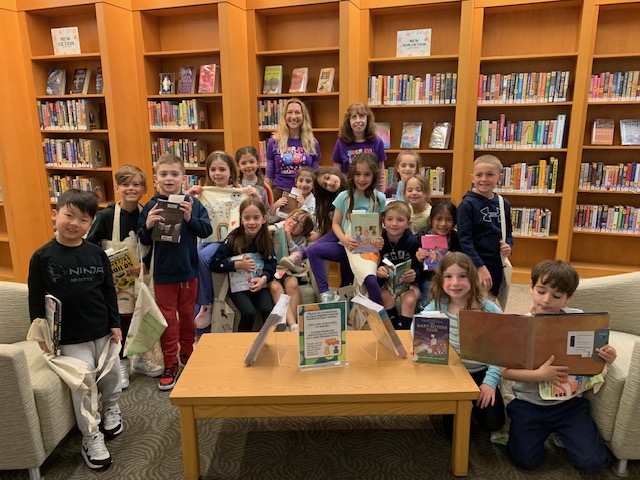 WyckoffLibrary's tweet image. Happy Library Card Day to our Sicomac 1st graders!!! We had a super exciting visit! 🎉🎊🎈🎈🎈📚📖💚🥰@WPSSicomac @wyckoffschools