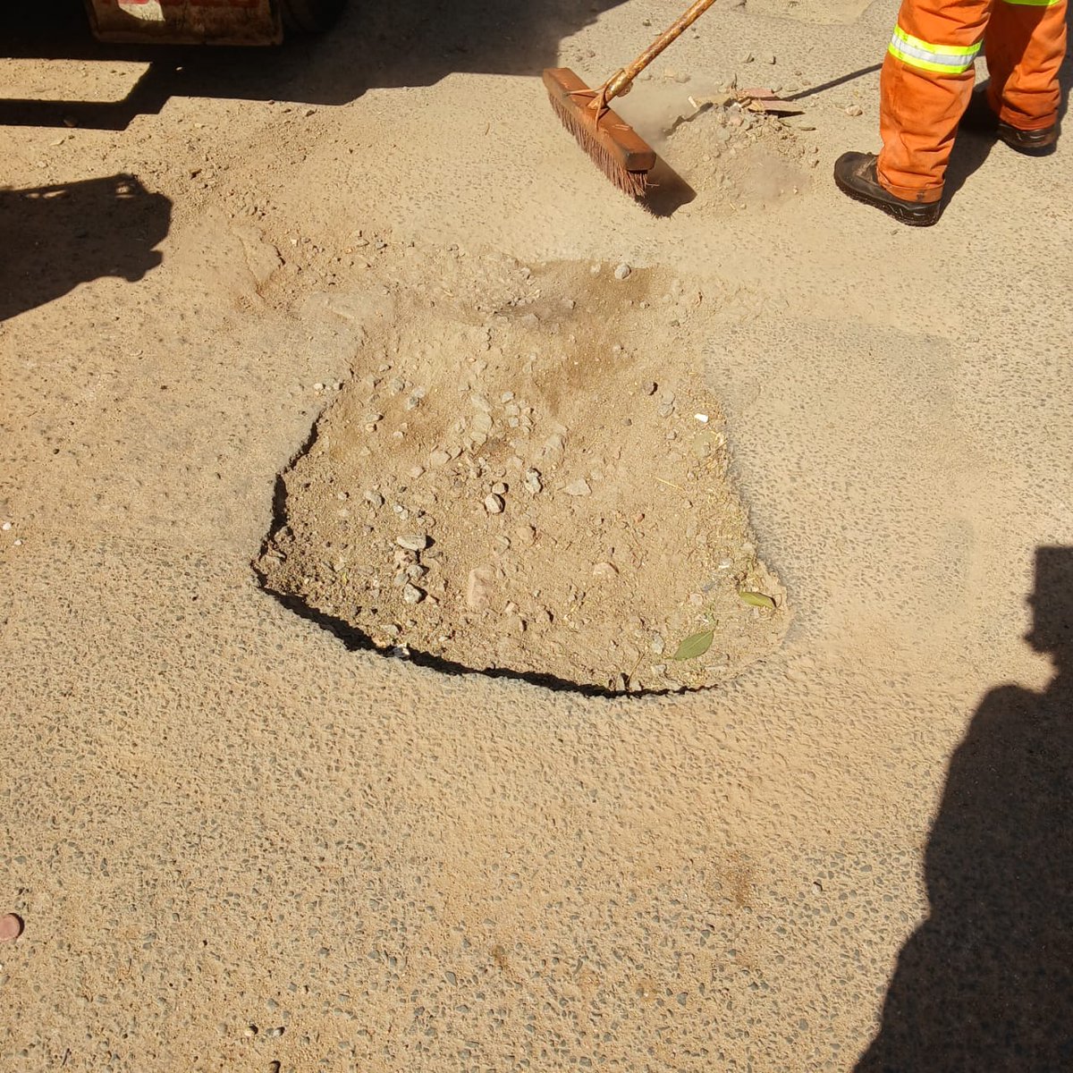 MMCKennyKunene's tweet photo. 📌Spotted📌
@MyJRA Region E team at Marlboro, on 5th and 6th Avenue doing patch work.
#OperationRestore #OperationLungisa #OperationLokisa #OperasieHerstel #KKatWork #MMCKKSupport
@Kenny_T_Kunene @CityofJoburgZA https://t.co/3uKTe3ZUeN