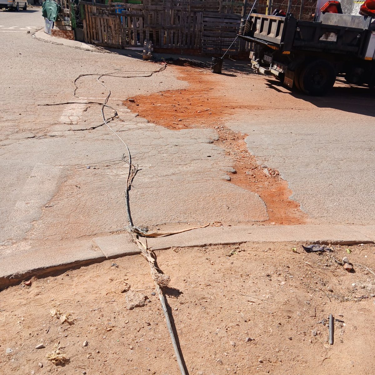 MMCKennyKunene's tweet photo. 📌Spotted📌
@MyJRA Region E team at Marlboro, on 5th and 6th Avenue doing patch work.
#OperationRestore #OperationLungisa #OperationLokisa #OperasieHerstel #KKatWork #MMCKKSupport
@Kenny_T_Kunene @CityofJoburgZA https://t.co/3uKTe3ZUeN