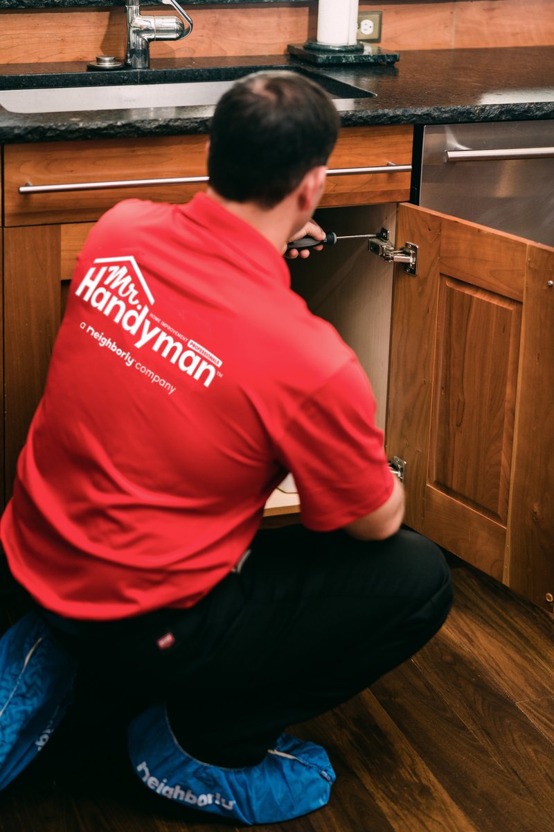 mhm_peoria's tweet image. A loose cabinet handle might seem small, but when it bugs you every time you open the door, it&apos;s worth fixing. 🧰

Too many little fixes piling up? Visit mrhandyman.com to schedule!

#MrHandyman #Neighborly #QuickFixFriday #HomeTips