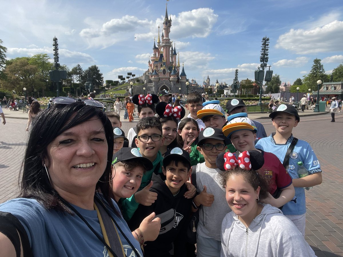 Hoxe volve o grupo de 6* da saída a París! Emocionados, felices (e cansos) por tanto vivido esta semana… unha viaxe inolvidable!
🇫🇷🇫🇷🇫🇷🇫🇷🇫🇷
Moitísimas grazas a todos e todas as que colaborastes para facelo posible! 😍😍
✈️✈️✈️✈️✈️✈️
#coledegaldo #ceipsantarita #aprendendoxuntos