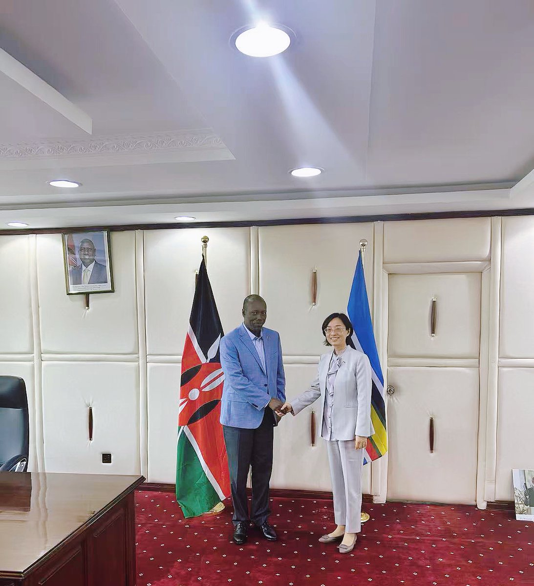 I’m glad to meet Hon.CS Lee Kinyanjui，Cabinet Secretary for Investments, Trade and Industry. I told him , “#China is willing to continuously expand bilateral trade and promote Chinese companies’ investment in Kenya.”