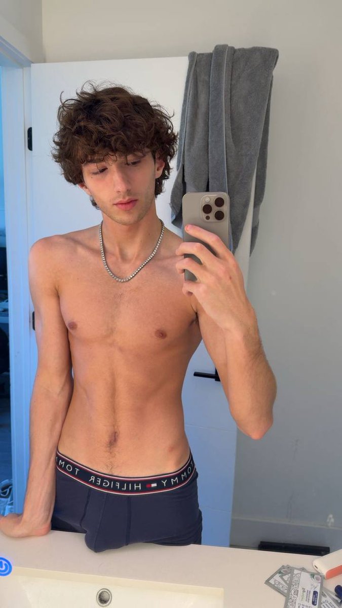 jakerichard's tweet photo. Mirror caught the curls, the lines, the look.
You’d stare too if I was in your bed.

 RT if you’d trace these abs. Comment where your tongue would go.😈 https://t.co/Yn4La8Jdof