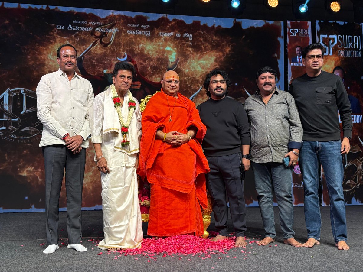 ಕನ್ನಡ ಮಾತನಾಡುವ ಪ್ರಿಯ ಜನರಿಂದ ಅಪಾರ ಪ್ರೀತಿಯನ್ನು ಪಡೆದರು
सनातन धर्म की कीर्ति को बढ़ाने वाली  फिल्म 45 के शिवम शिवम् सुंदरम गीत के रिलीज़ के अवसर पर बेंगलुरु में पूज्य महाराज श्री का पावन सान्निध्य