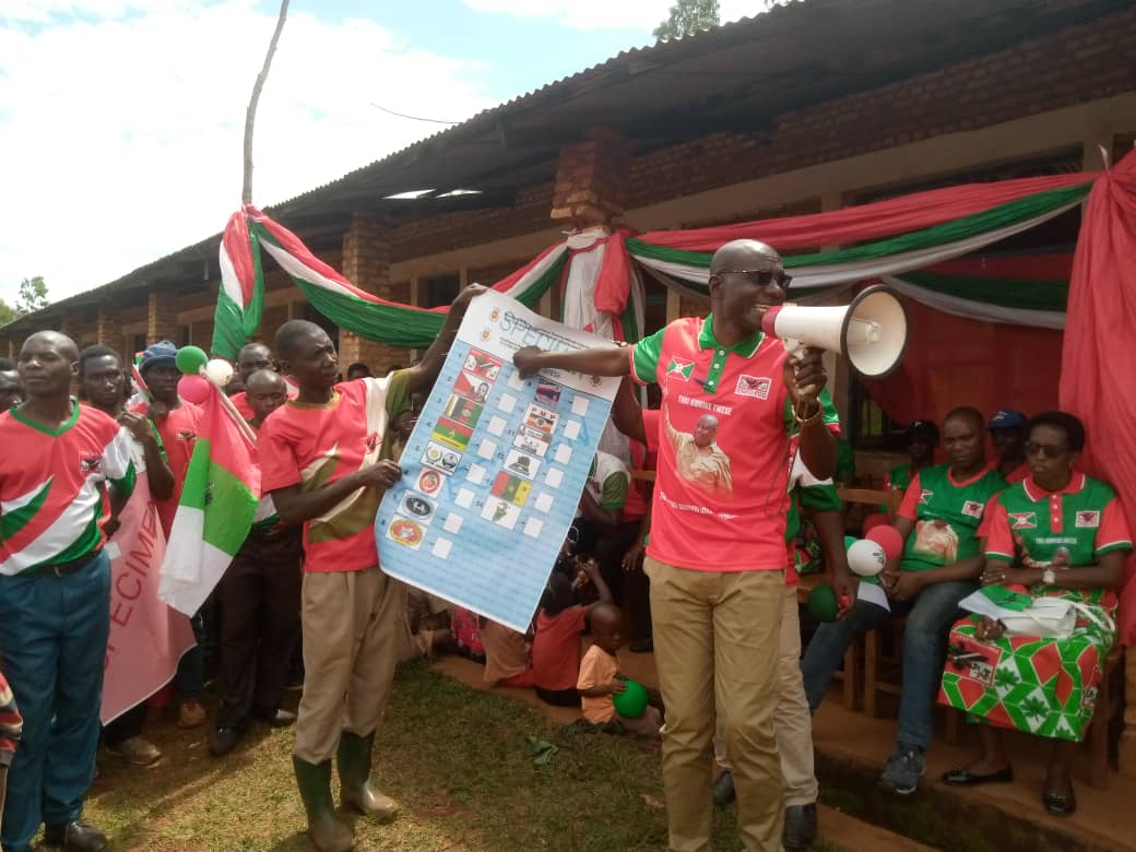 justiniyongere's tweet photo. #Bugendana @CnddFdd @CNDDFDDBugendan @GitegaVuturaa Imyiyamamazo mumitumba igize zone #Bugendana iriko yitabirwa nisinzi ry'abagumyabanga bigishwa ukuzinga ikarata guhambwa impanuro zitandukanye https://t.co/NVrtikxQvv