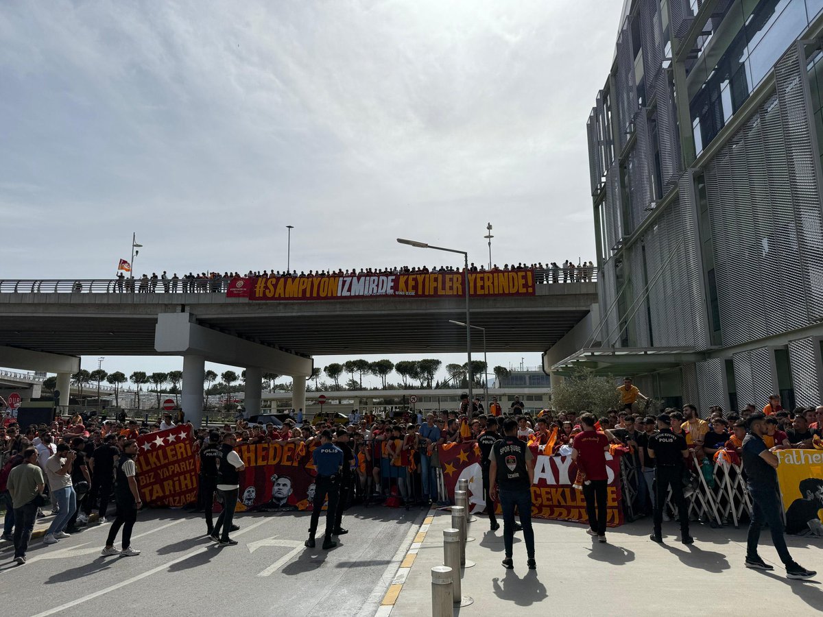 ŞAMPİYON İZMİR'DE, KEYİFLER YERİNDE!

Takımımızı havaalanında aslanlar gibi karşıladık! #ultrAslanUNI
