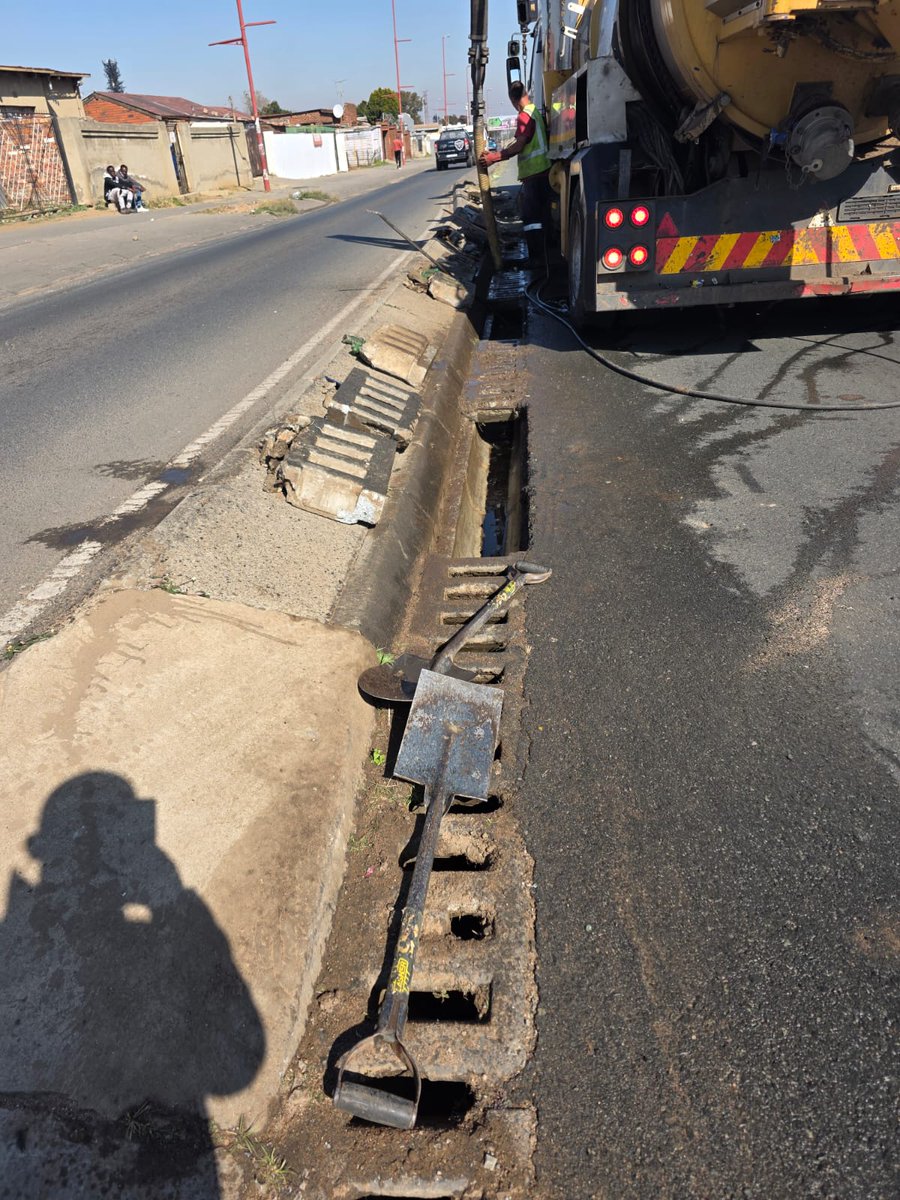MMCKennyKunene's tweet photo. 📌Spotted📌
@MyJRA Region F team at Boomtown BRT Station, on Mooki Street clearing blocked stormwater channels
#OperationRestore #OperationLungisa #OperationLokisa #OperasieHerstel #KKatWork #MMCKKSupport
@Kenny_T_Kunene @CityofJoburgZA @ReaVayaBus https://t.co/yyZG1IKct1