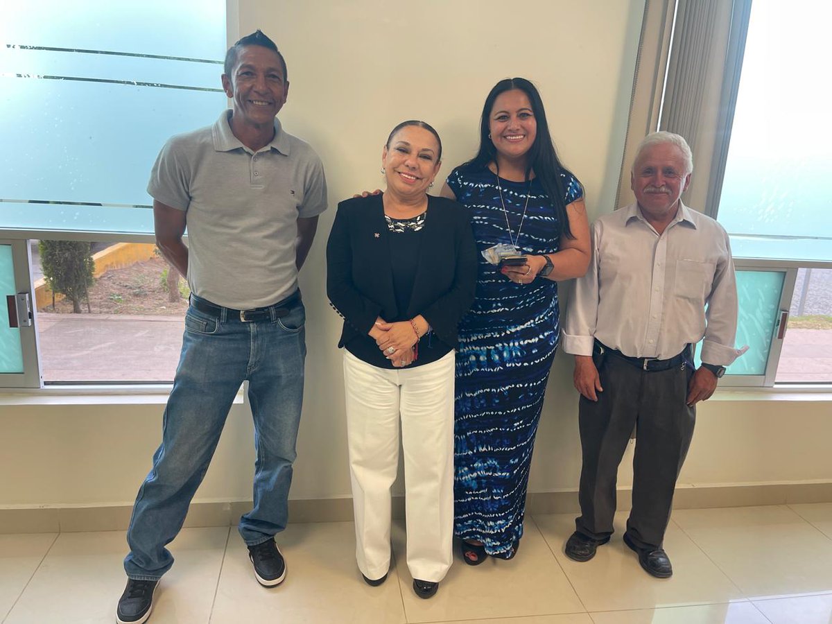 Agradecemos el apoyo que siempre muestra nuestra presidenta municipal Lorena García Cázares para con nuestro gremio, en esta ocasión con personal de parques y jardines “Por la dignidad y superación del trabajador municipal”