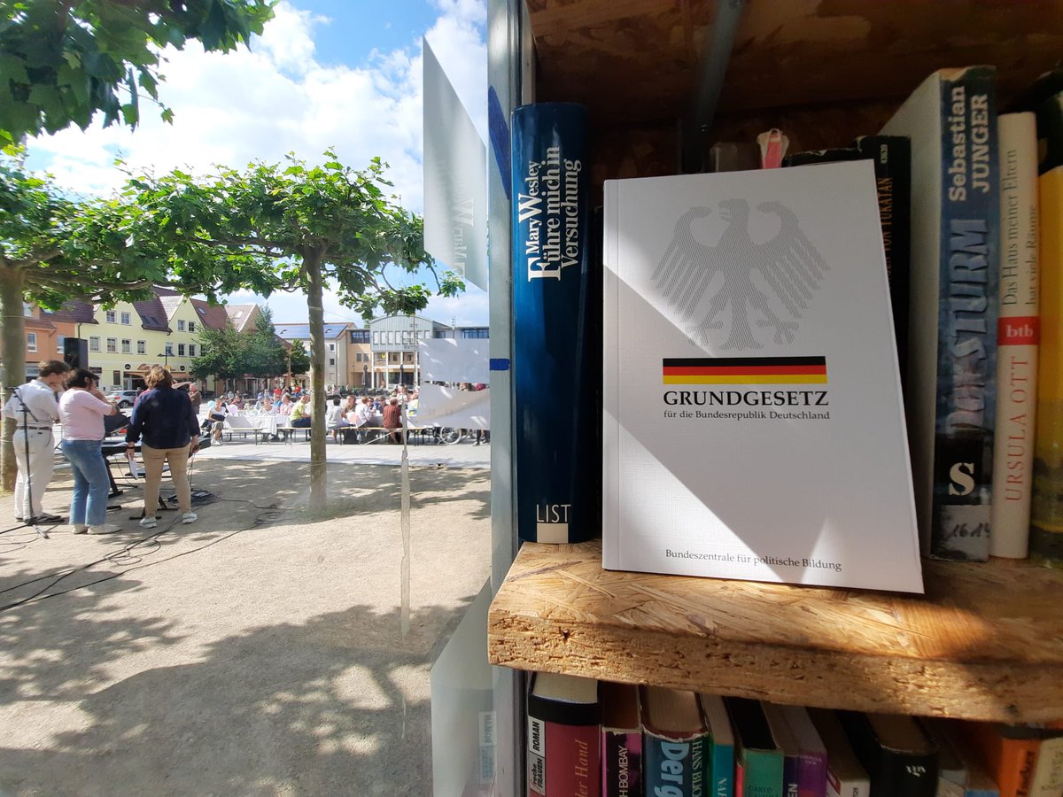 buecherzelle_LN's tweet image. Liebes Grundgesetz, herzlichen Glückwunsch zum 76. Geburtstag. Als Oma bist Du weise und hältst hoffentlich noch lange die Familie zusammen, während Du auf Deine Werte pochst! Ich mag Dich. #freelittlelibrary