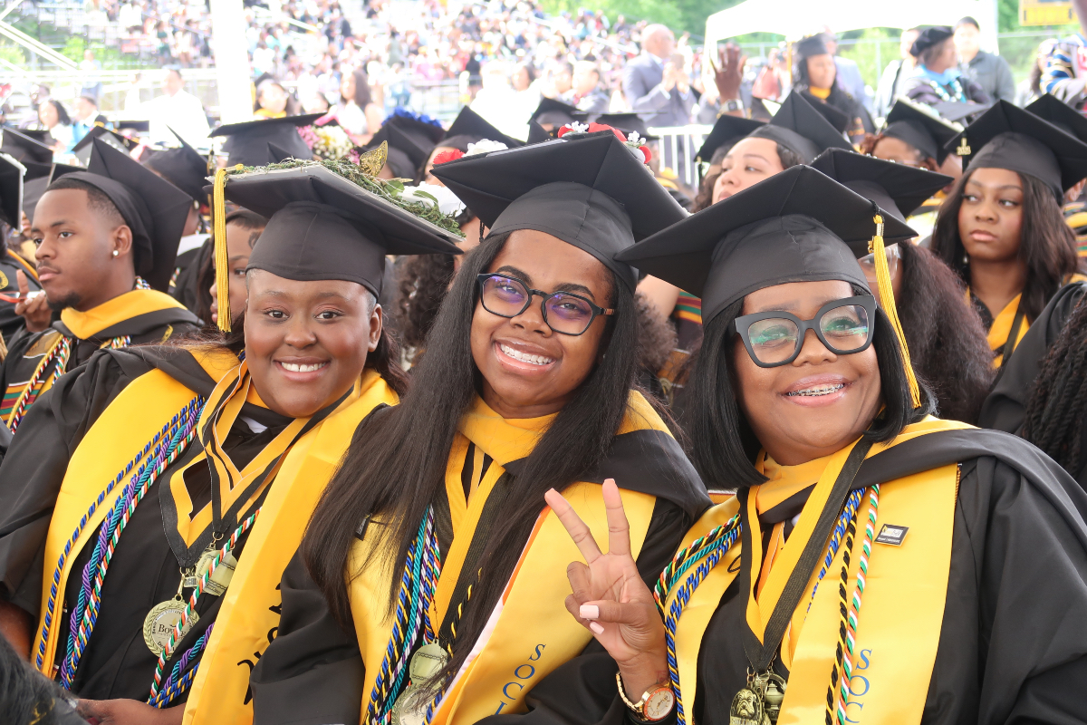 mood 🎓🖤💛