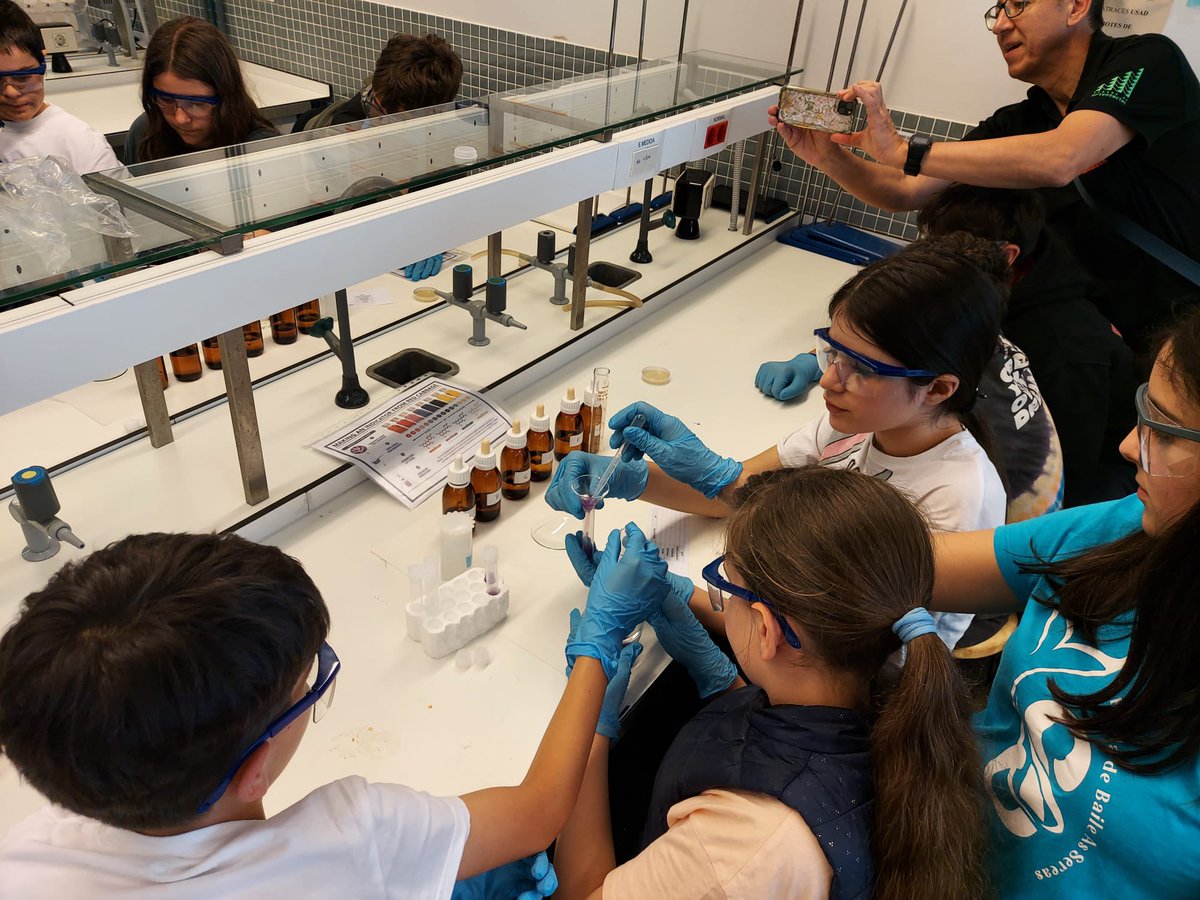 FunNanoBio's tweet image. Hoxe estiveron con nós alumnos do CEP Igrexa de Valadares de 5º e 6º de primaria achegándose de primeira man ao mundo das nanopartículas e as súas aplicacións👩🏽🔬👨🏽🔬🧪