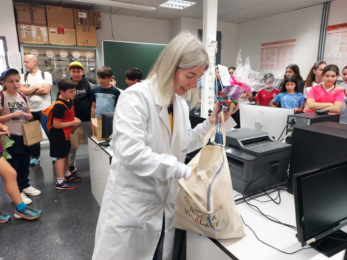 FunNanoBio's tweet image. Hoxe estiveron con nós alumnos do CEP Igrexa de Valadares de 5º e 6º de primaria achegándose de primeira man ao mundo das nanopartículas e as súas aplicacións👩🏽🔬👨🏽🔬🧪