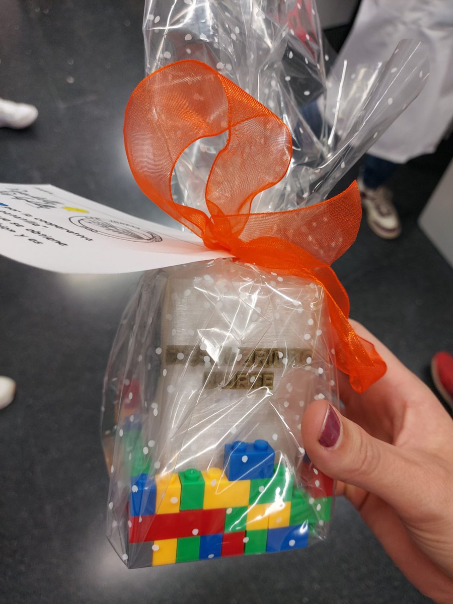 FunNanoBio's tweet image. Hoxe estiveron con nós alumnos do CEP Igrexa de Valadares de 5º e 6º de primaria achegándose de primeira man ao mundo das nanopartículas e as súas aplicacións👩🏽🔬👨🏽🔬🧪