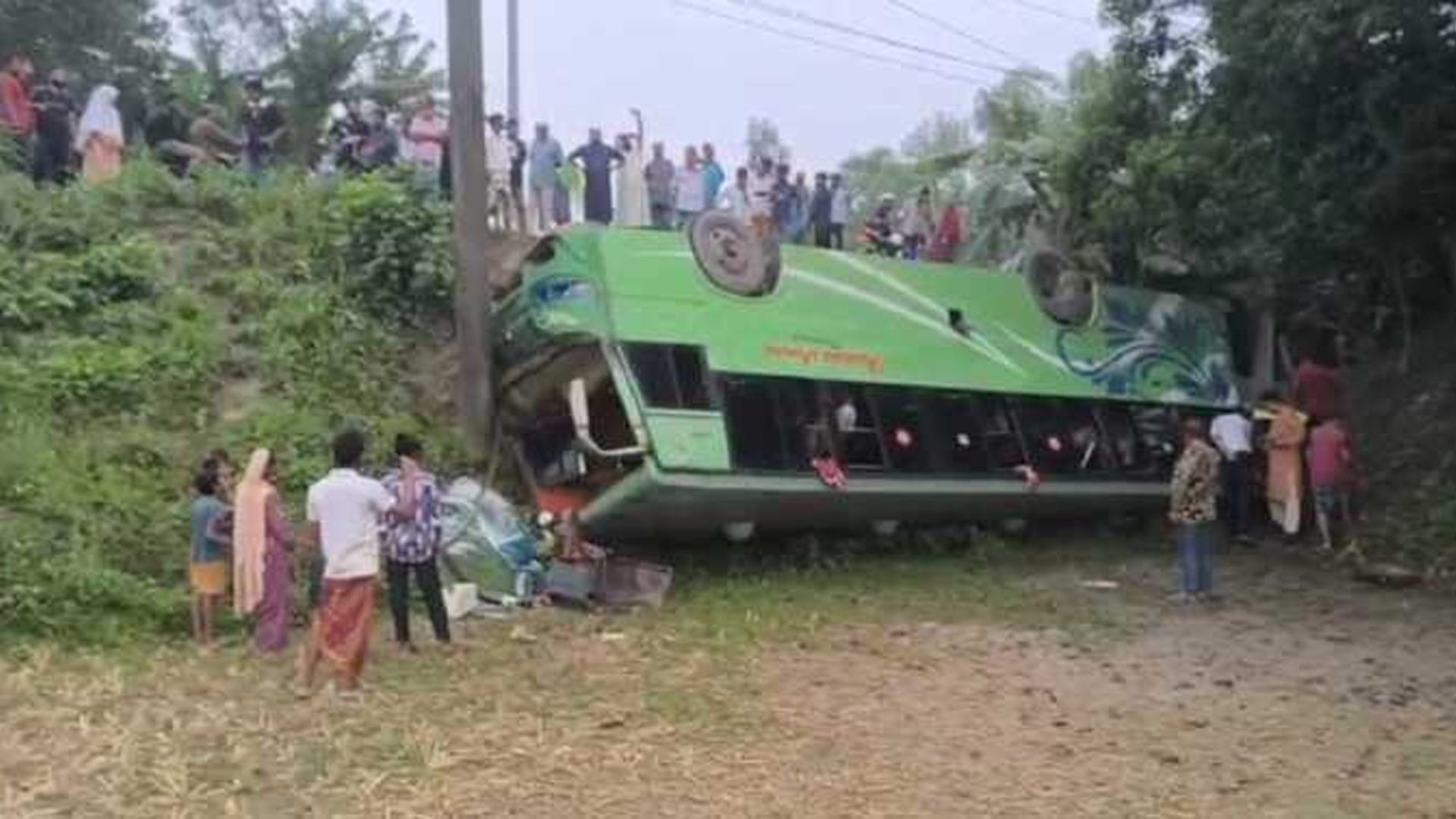 কালিহাতীতে নিয়ন্ত্রণ হারিয়ে বাস উল্টে নিহত ২
