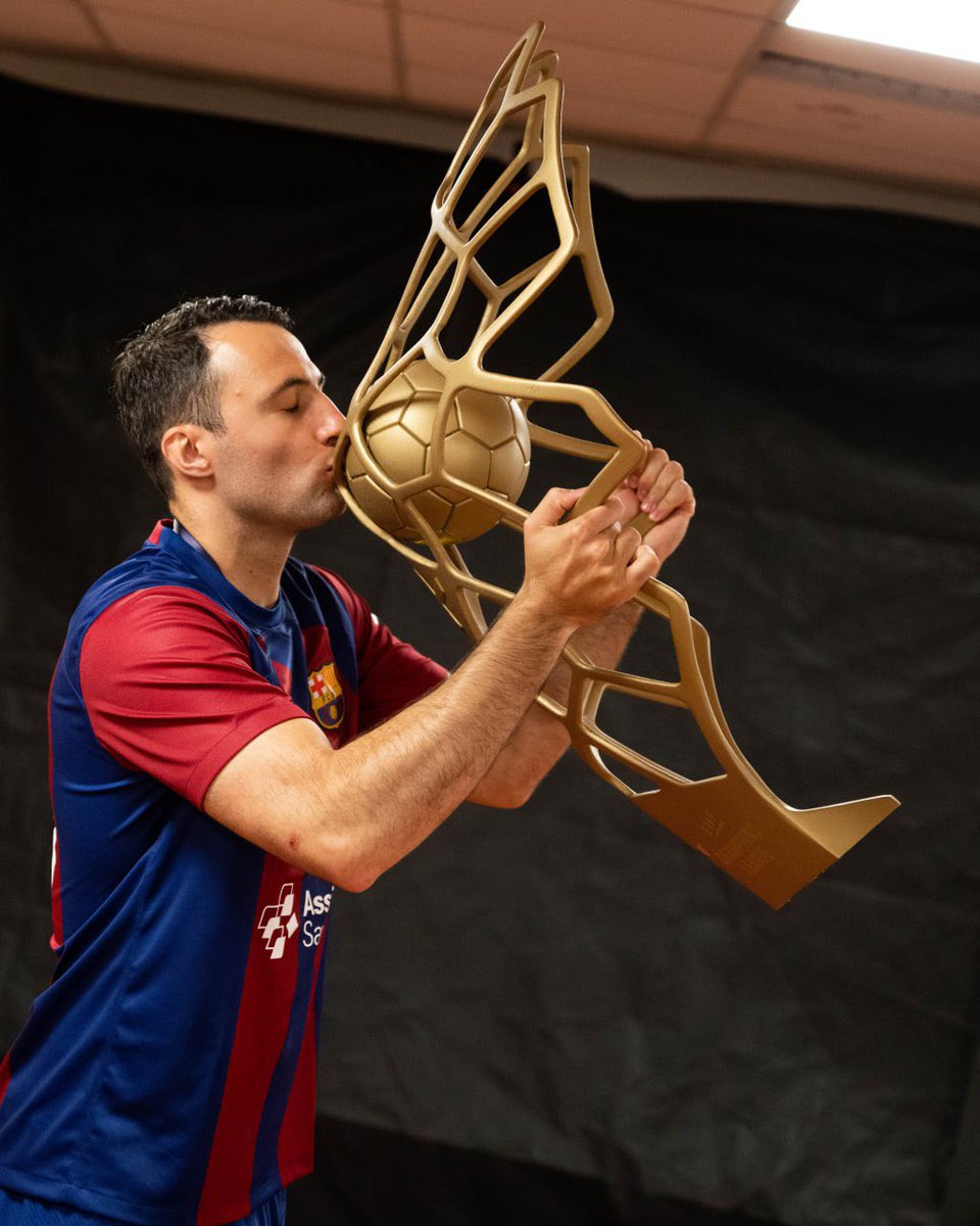 Des d’abaix de tot fins a ser el jugador amb més títols de la història de la secció. 𝟐𝟏 𝐚𝐧𝐲𝐬 𝐝𝐞 𝐩𝐮𝐫 𝐛𝐚𝐫𝐜𝐞𝐥𝐨𝐧𝐢𝐬𝐦𝐞 💙❤️