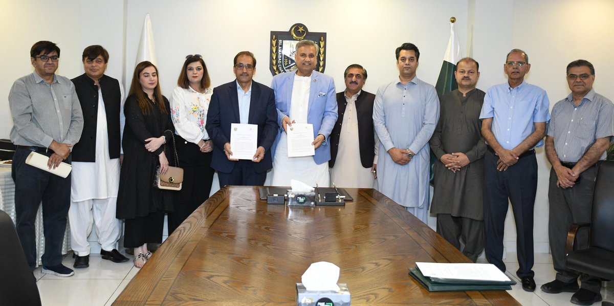 AnwarMuhammad0's tweet photo. Proud to announce that @FreedomGatePros has signed an MoU with @IslamabadCCI to promote youth &amp; women entrepreneurship and launch the #CleanIslamabad campaign.
Together, we aim for inclusive growth, climate action &amp; sustainable business! 
@Uroojsayyami https://t.co/7g9A763clk