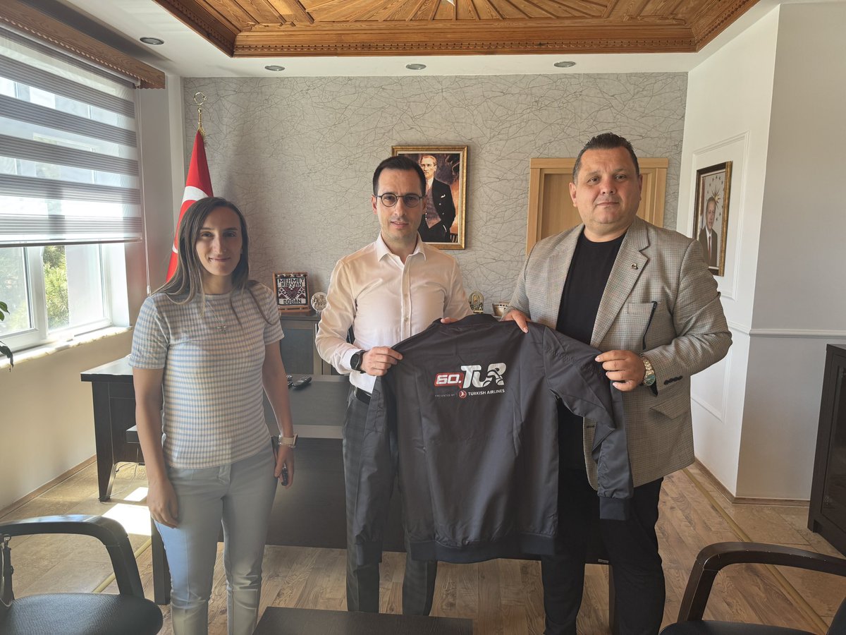 Bisiklet Federasyonu Muğla İl Temsilcisi İlker CÖMERT ve İlçe Gençlik ve Spor Müdürü Yağmur KÜÇÜK, Kaymakamımız Mehmet Rıdvan DOĞAN'ı makamında ziyaret etti.