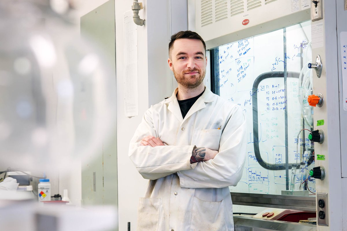 UQAM | Université du Québec à Montréal (@uqam) on Twitter photo Découvrez le portrait du doctorant Alexis Paquin qui travaille en chimie médicinale pour contrer l’apparition de cancers du sang. #UQAM <a href="/rechercheUQAM/">Recherche et création UQAM</a> actualites.uqam.ca/2025/objectif-… Découvrez le portrait du doctorant Alexis Paquin qui travaille en chimie médicinale pour contrer l’apparition de cancers du sang. #UQAM <a href="/rechercheUQAM/">Recherche et création UQAM</a> actualites.uqam.ca/2025/objectif-…