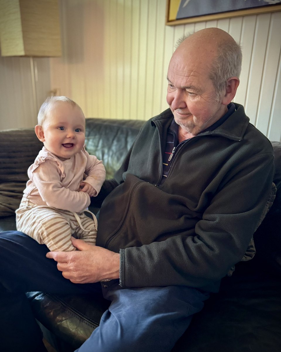 Lara gezellig even bij opa op bezoek! ❤️