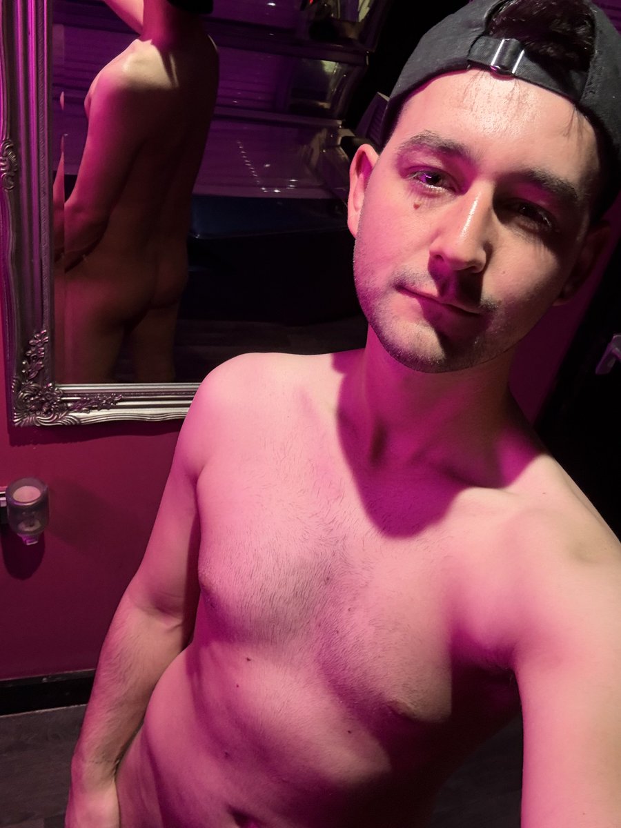 joe_kkking's tweet photo. Getting tan ready for next weekend https://t.co/7BcHVaTqkC