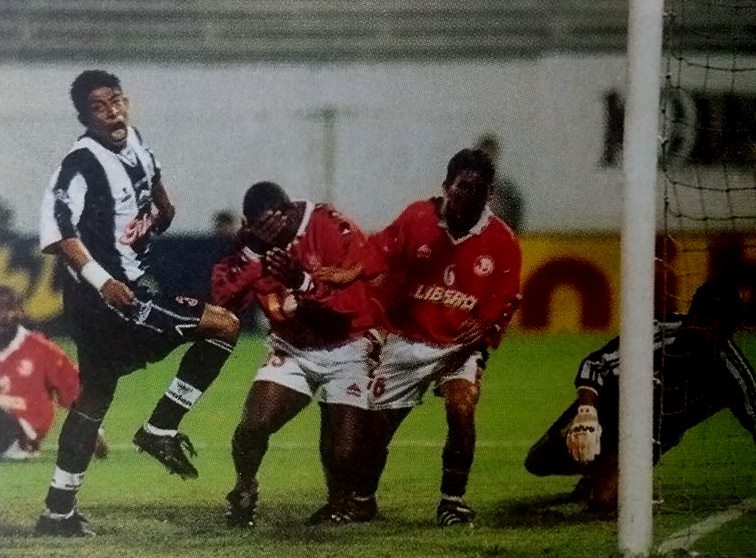 📅 23/05/2001 ⭐️

<a href="/ClubALoficial/">Club Alianza Lima</a> derrotó 3 -  1 a Juan Aurich por la fecha 16 del Campeonato Descentralizado - Torneo Apertura 🏆. 

🏟  Alejandro Villanueva 
⚽ <a href="/ernestoarakaki/">Ernesto Arakaki</a>, <a href="/pepesoto33/">pepe soto</a> y Eduardo Esidio 🇧🇷
