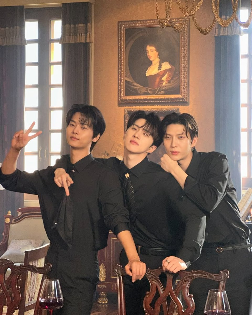 0524vx's tweet photo. SCREAMING CRYING BAWLING MY VIXX MY LOVES 😭😭😭😭 https://t.co/jxrvEMuUHP