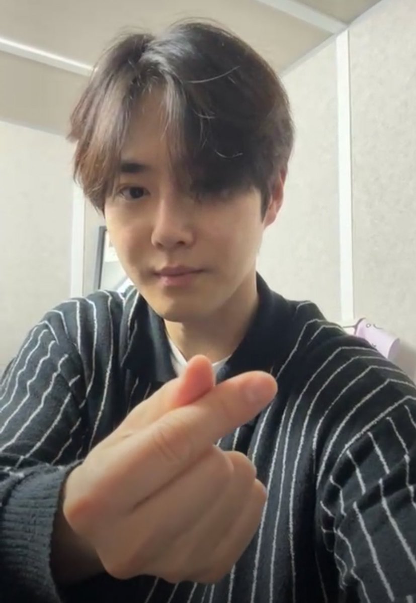 24052025

Junmyeon going on IG live tonight. He looks sleepy/tired but didn’t forget to say goodnight.

Rest well Junmyeon.

#WhatSuhoDoes #SUHO #수호 #김준면 #EXO