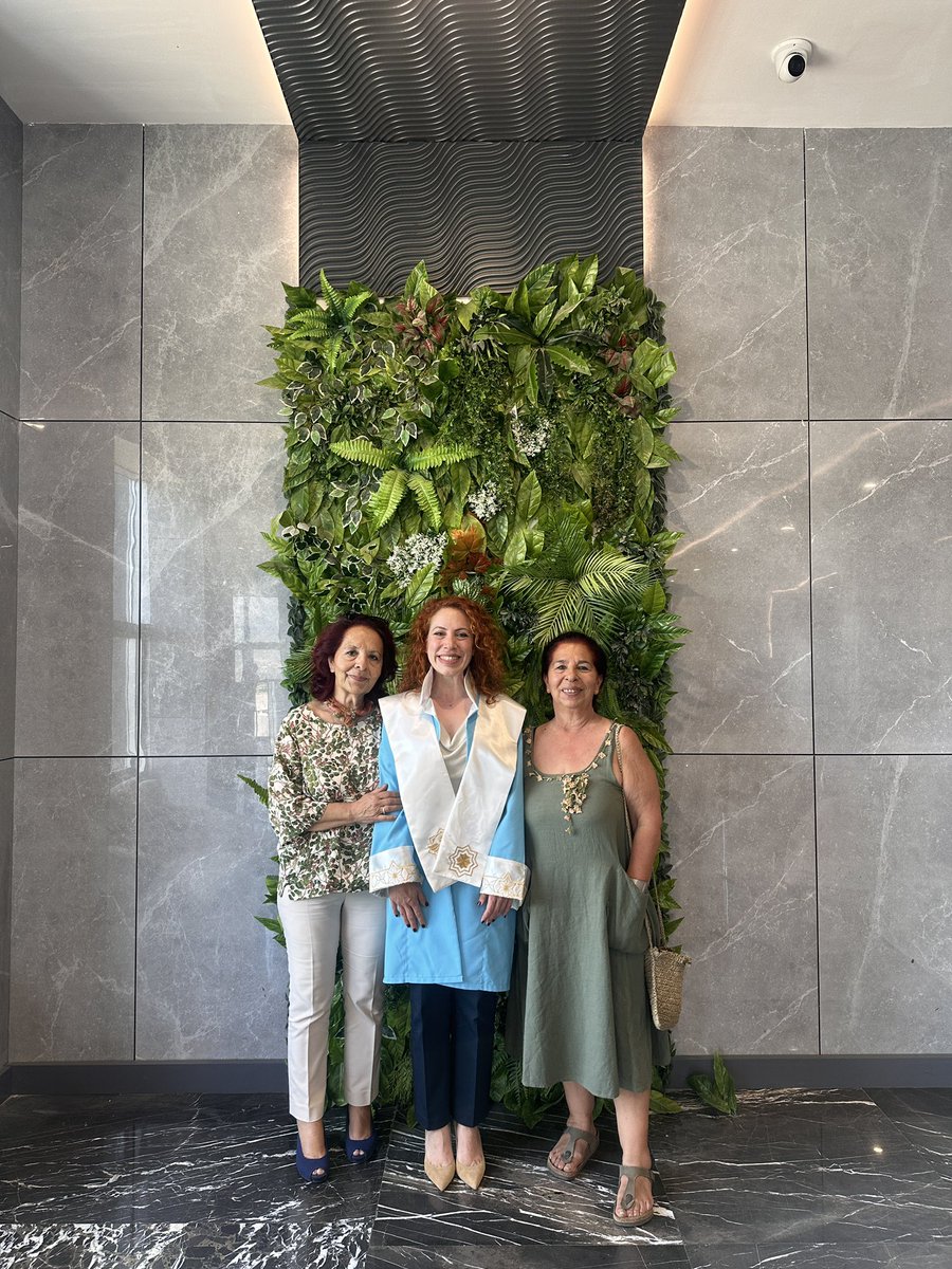 Bugün akademik cübbe giyinme töreninde sağımda beni karnında büyüten (Annem), solumda ise beni kalbinde büyüten (Teyzoş) 2 annemle. Bu günü birlikte yaşayabilmenin mutluluğuyla ortadaki ben ☺️