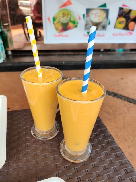 KayaSinan122's tweet image. Double the mango magic! 🍹✨ Who’s ready for a tropical vibe today? 🍍🍊 #MangoSmoothie #WeekendVibes