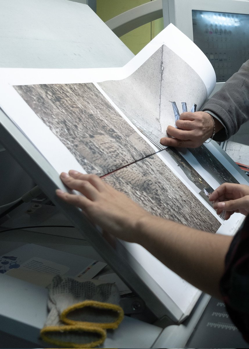 letargoed's tweet image. ED 004 Letargo Revista | Lanzamiento 

Algunas postales del proceso editorial de nuestra edición 004, tomadas directamente en la imprenta. 

Nuestra edición 004 llegará oficialmente el jueves 5 de junio a las 19:00hrs en @lainquietalib Ramón Carnicer 65, Providencia.

¡Nos vemos!