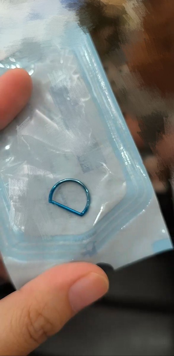 人体改造之阴蒂穿环。
换了新环，把主人的标志嵌进肉里，挂在阴蒂上，好兴奋。
换上就高潮了。谢谢主人。 https://t.co/PD7dKLTl6T