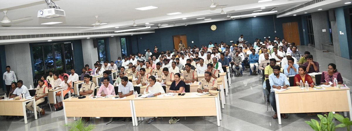 పెద్దపల్లి, మే -20:
------------------------------------

❇️**నిబంధనలను పాటిస్తూ విత్తనాలను విక్రయించాలి...జిల్లా కలెక్టర్ కోయ శ్రీ హర్ష*

❇️**ప్రణాళికాబద్ధంగా విత్తనాల స్టాక్ అందుబాటులో పెట్టుకోవాలి*

❇️**అకాల వర్షాల నష్టాల నివారణ కోసం రైతులు  రెండు వారాల పాటు ముందస్తు సాగు