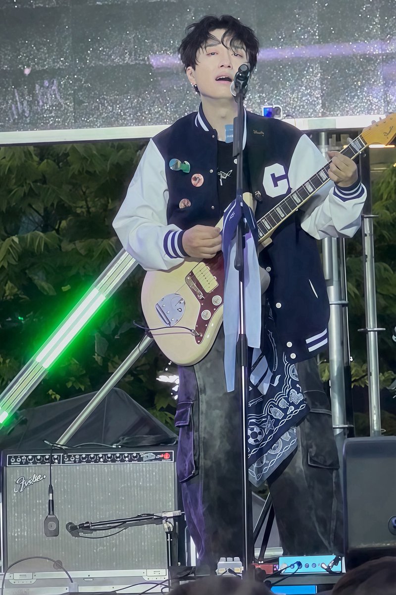 되게손에잡히는거도없고학교열심히다니지도않앗고내가음악을계속하고있는이유에대해찾다보니나온곡이바로이유다여러분도나를움직이게하는원동력에대한이유를찾길바란다하면서이런아련한눈빛을하고노래를부르는데혀를깏.깨물고죽고싶엇어요마음이너무복잡햇어요별별생각이다들엇음